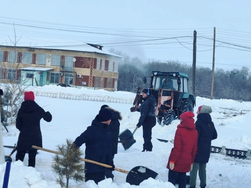 Совместными усилиями организовали уборку от снега.